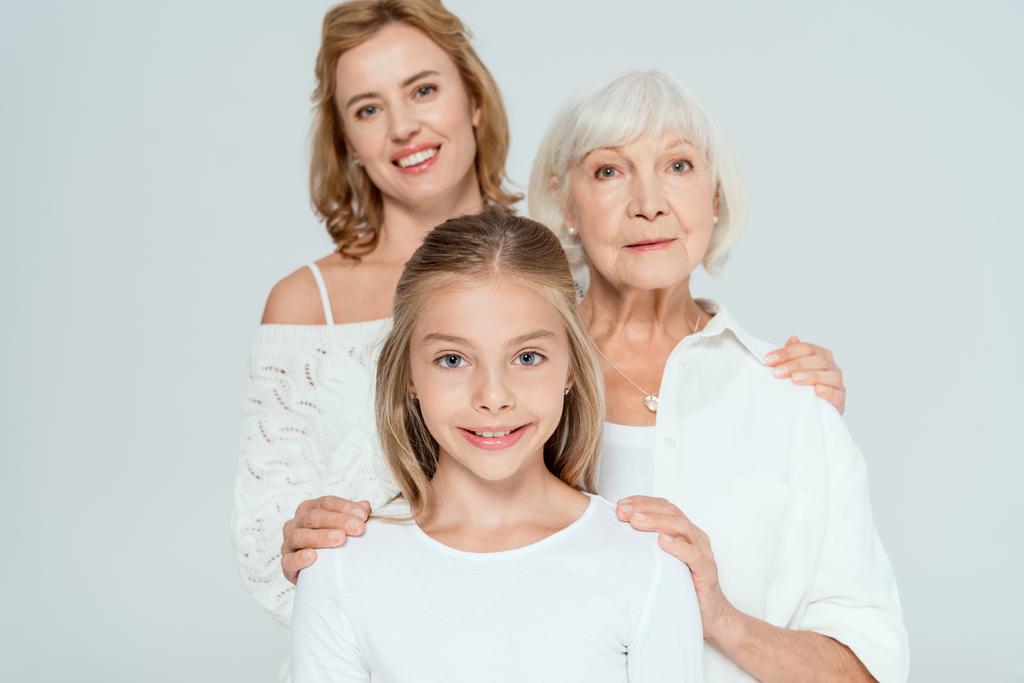 усміхнена мати, бабуся і онука обіймаються ізольовано на сірому
  - Фото, зображення