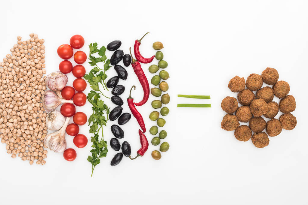 vista superior de grão de bico, alho, tomate cereja, salsa, azeitonas, pimenta, cebola verde e falafel no fundo branco
 - Foto, Imagem