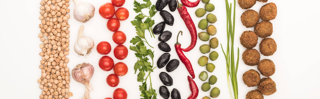 widok z góry ciecierzycy, czosnek, pomidory wiśniowe, pietruszka, oliwki, papryka chili, zielonej cebuli i falafela na białym tle, panoramiczne ujęcie - Zdjęcie, obraz