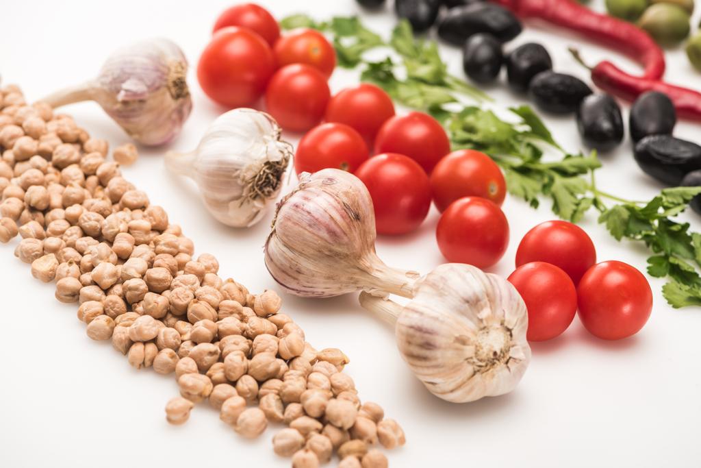 закрыть вид на горох, чеснок, помидоры черри, петрушку, оливки на белом фоне
 - Фото, изображение