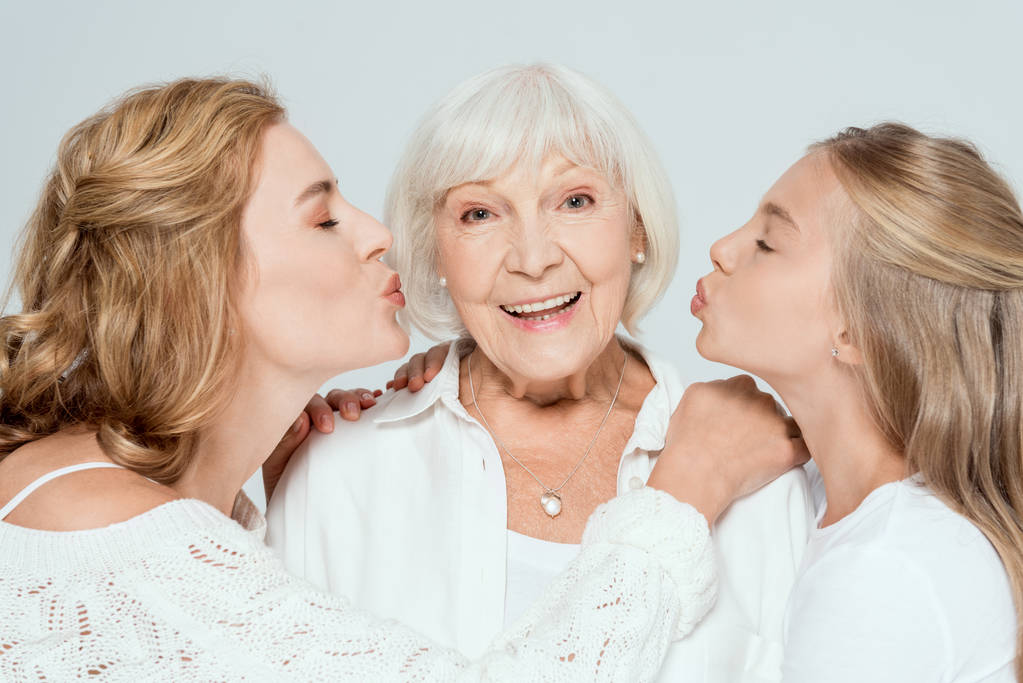 nipote e madre baciare sorridente nonna isolato su grigio
  - Foto, immagini