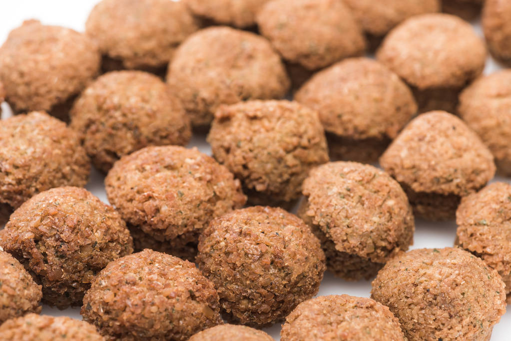 vista de cerca de bolas de falafel cocidas frescas sobre fondo blanco
 - Foto, Imagen