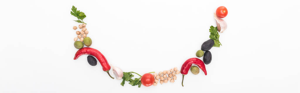 vista superior de garbanzo, ajo, tomates cherry, perejil, aceitunas, chile, cebolla verde arreglada en sonrisa sobre fondo blanco, tiro panorámico
 - Foto, Imagen