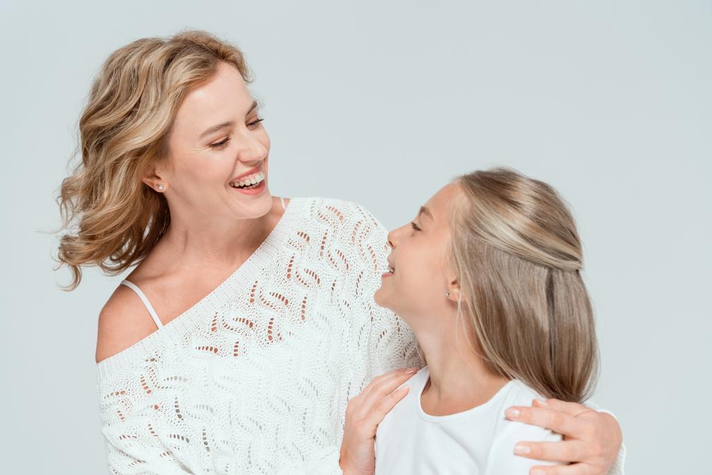 sonriente y atractiva madre abrazando linda hija aislada en gris
  - Foto, imagen
