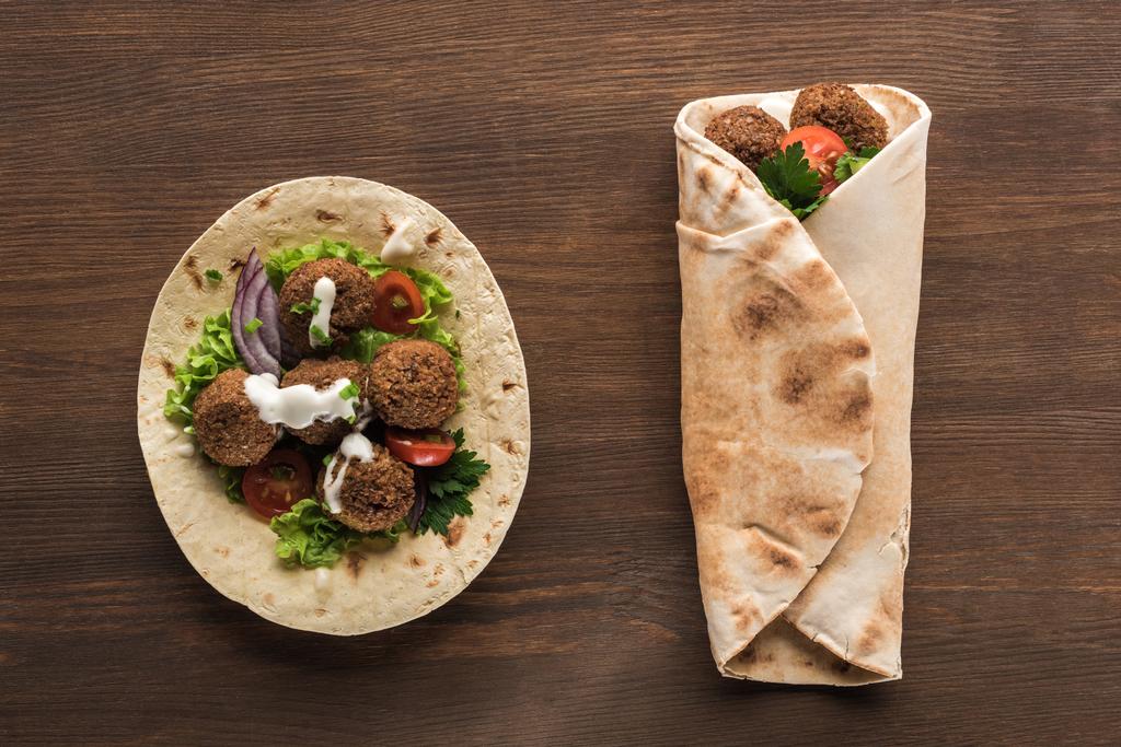 Sebze ve sosla kaplı falafel 'in en üst görüntüsü. - Fotoğraf, Görsel