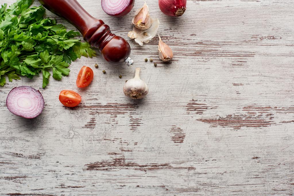 Top näkymä pippuri mill korianteri ja vihanneksia puinen pöytä
 - Valokuva, kuva