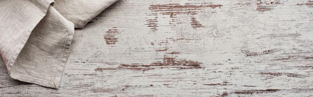 Pohled shora na ubrus na ošlehanou dřevěnou texturu, panoramatický záběr - Fotografie, Obrázek