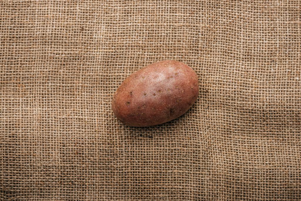vista superior da batata crua orgânica em pano de saco rústico marrom
 - Foto, Imagem