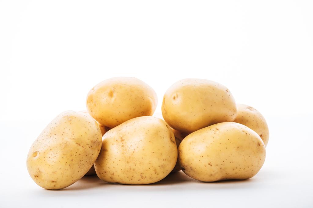 Βιολογικών πρώτων πατάτες σε λευκό φόντο - Φωτογραφία, εικόνα