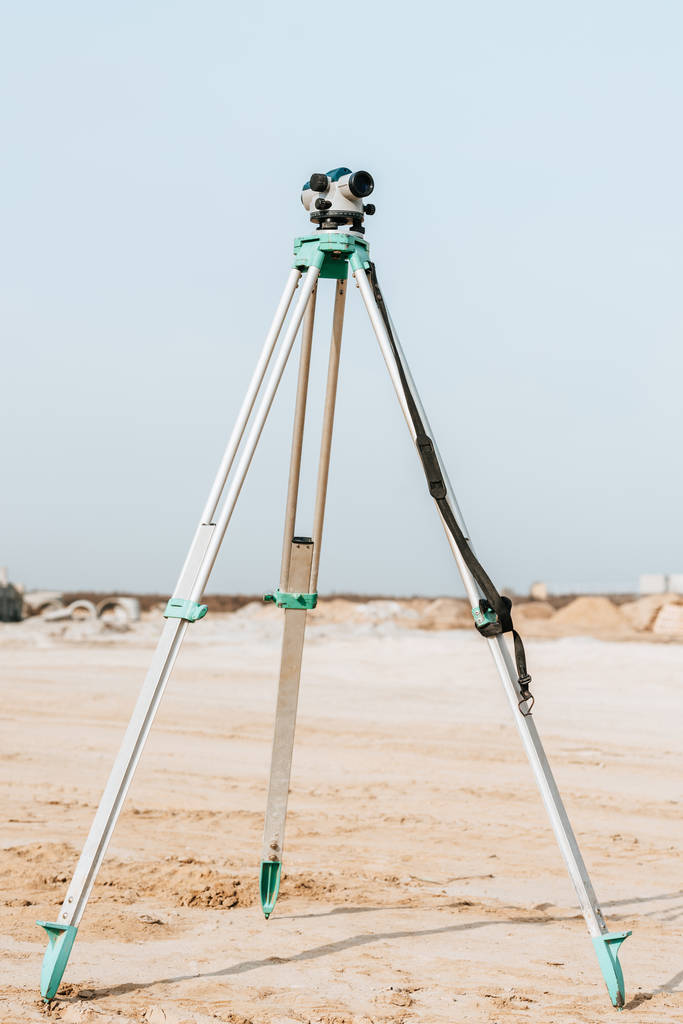 Digitální úroveň pro geodetické měření na polní cestě s modrou oblohou na pozadí - Fotografie, Obrázek