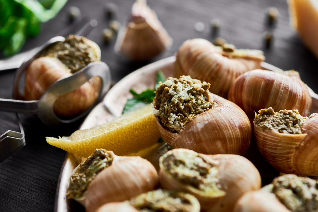 vue rapprochée de délicieux escargots cuits avec des tranches de citron
 - Photo, image