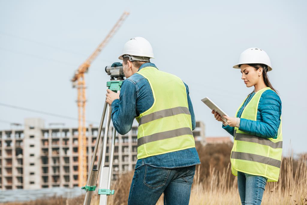 Surveyors working with digital level and tablet in field - Fotografie, Obrázek