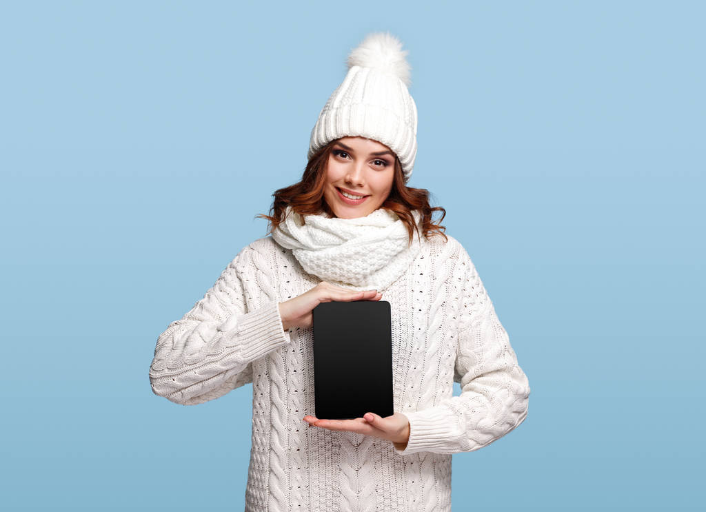Hymyilevä nainen osoittaa moderni tabletti
 - Valokuva, kuva