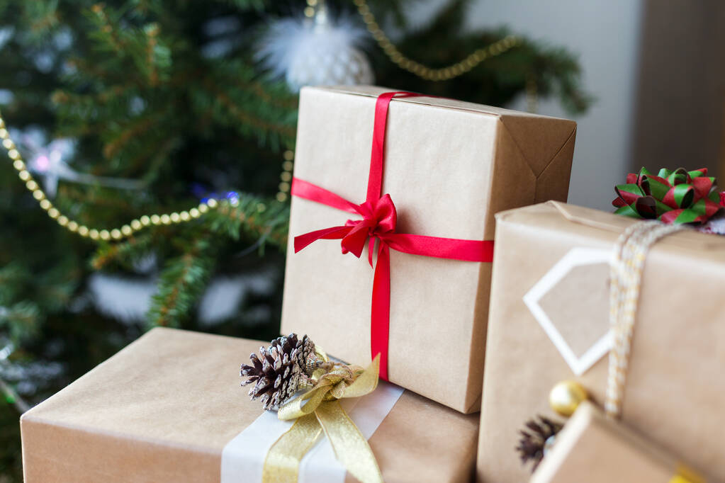 Geschenkboxen mit Weihnachtsbaum im Hintergrund - Foto, Bild