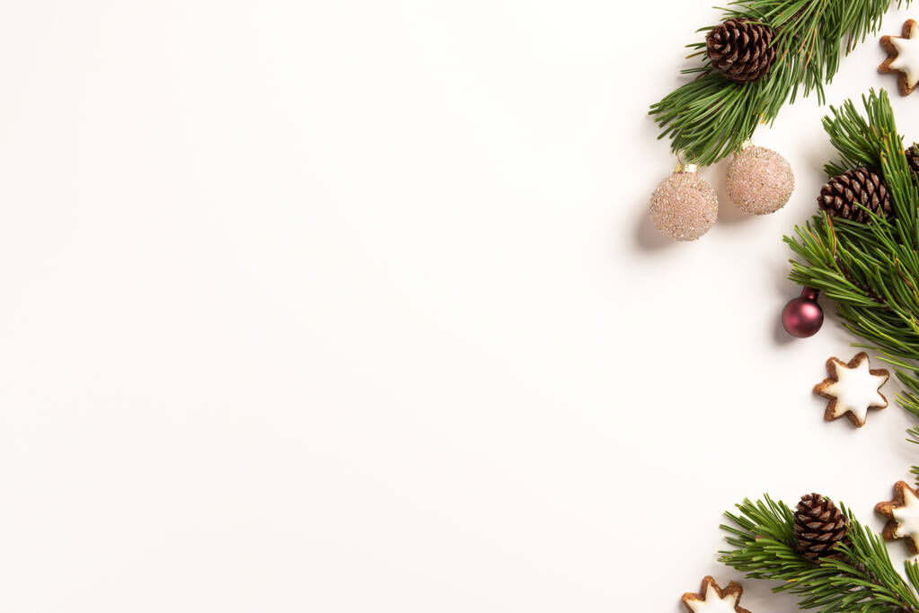 Composition de Noël. Branches d'épinette avec cônes et biscuits de Noël, sur fond blanc. Noël, concept d'hiver. Pose plate, vue du dessus, espace de copie
. - Photo, image