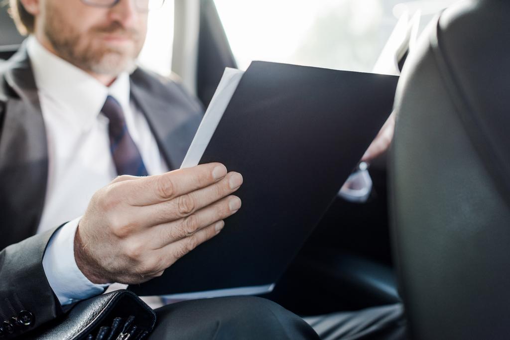 избирательный фокус бородатого дипломата, держащего папку в машине
  - Фото, изображение