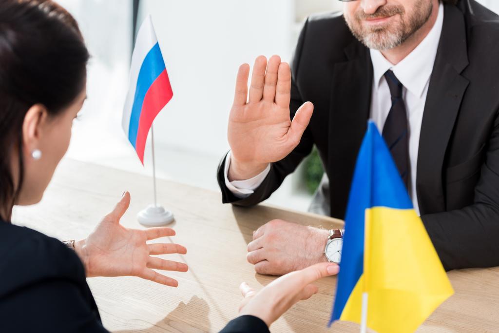 Перекручений погляд на україніанського дипломата і посла російського жесту під час переговорів.  - Фото, зображення