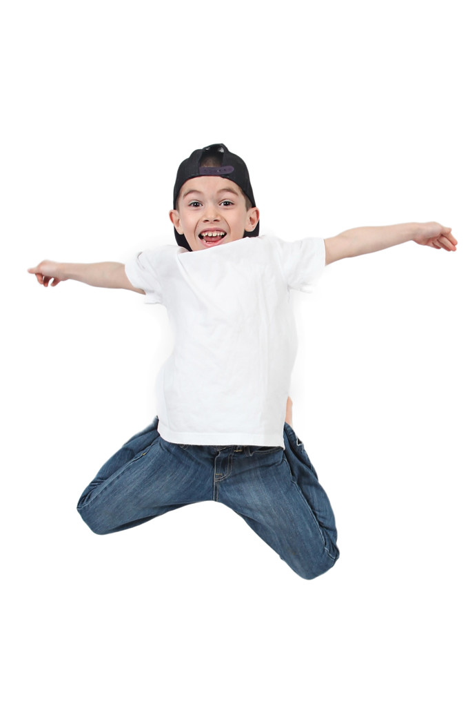 grappige berrykleine jongen springen op geïsoleerde witte achtergrond - Foto, afbeelding