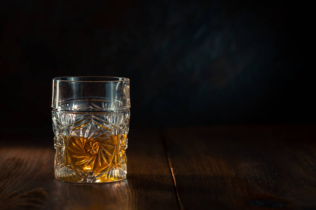 viskiä lasissa jäällä
 - Valokuva, kuva
