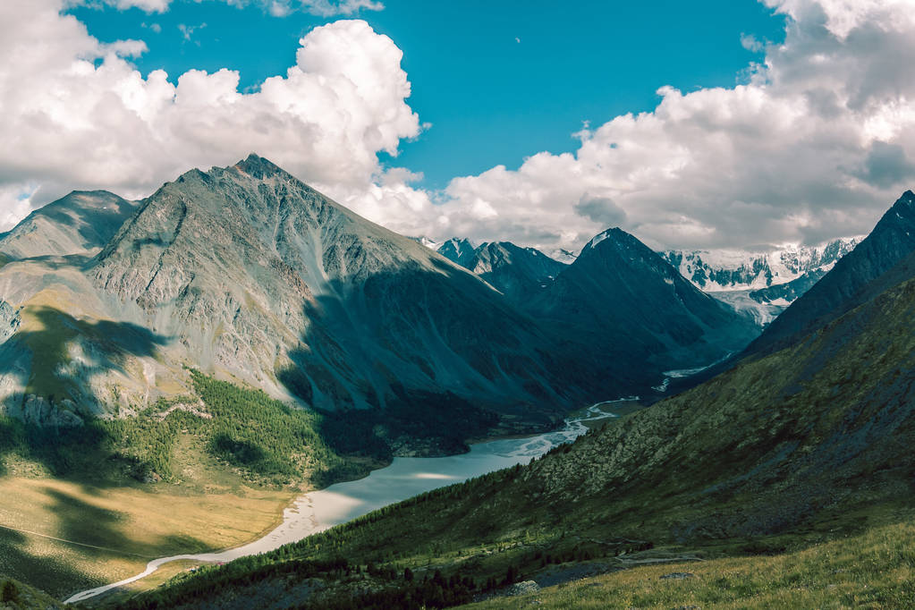 Озеро Аккем в горах Алтай влітку. - Фото, зображення