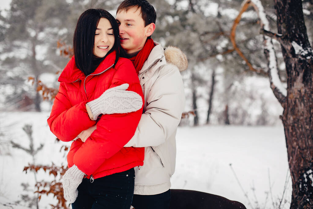 Kochająca para spacerująca w zimowym parku - Zdjęcie, obraz