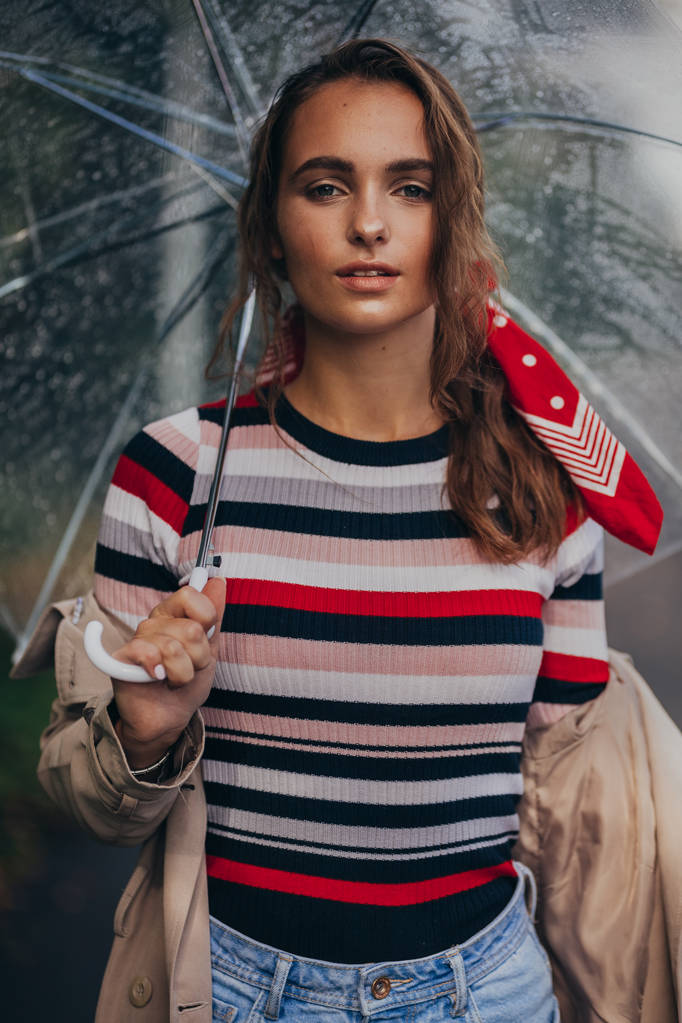 Retratos de uma bela jovem com guarda-chuva sob a chuva no outono ao ar livre - Foto, Imagem