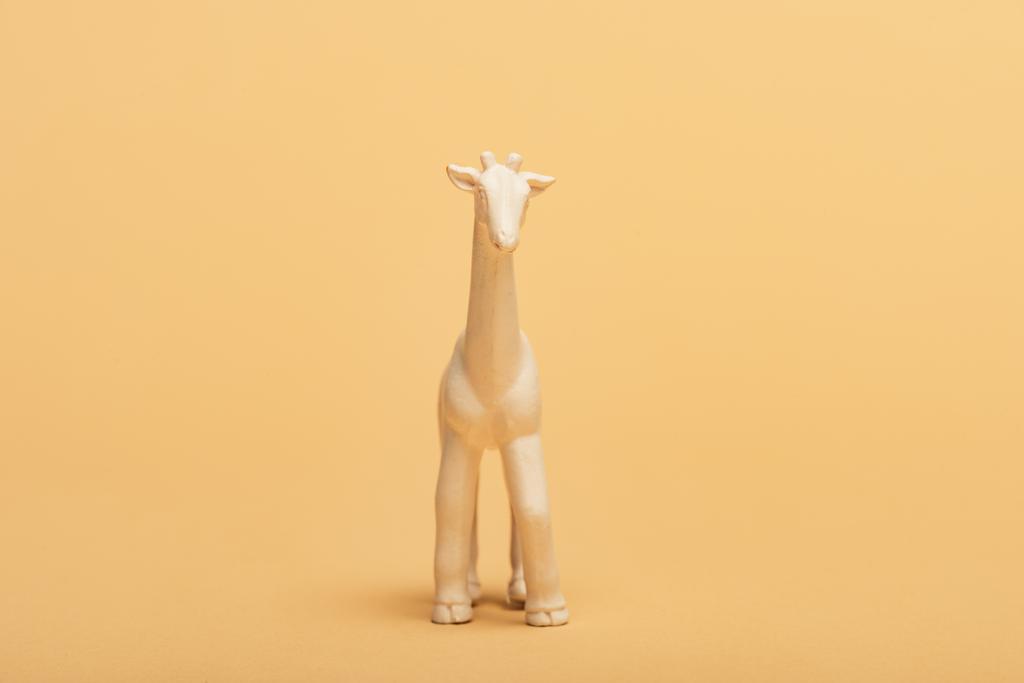 Fehér játék zsiráf sárga alapon, állatjóléti koncepció - Fotó, kép