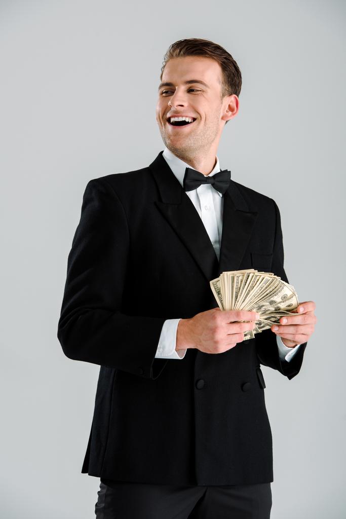gangster heureux tenant des billets en dollars isolés sur gris
  - Photo, image