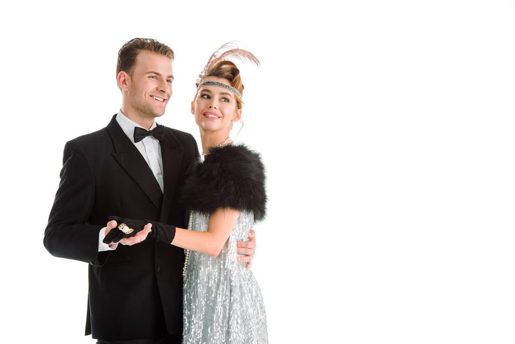 šťastný aristokratický pár drží ruce izolované na bílém  - Fotografie, Obrázek