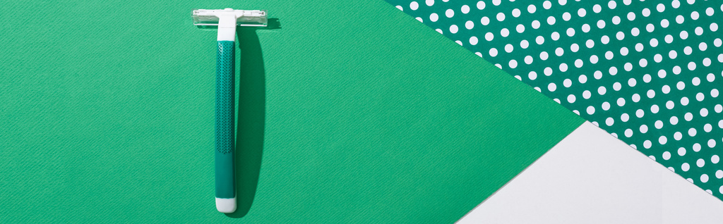 vue du haut du rasoir vert jetable sur fond vert et blanc pointillé, panoramique
 - Photo, image