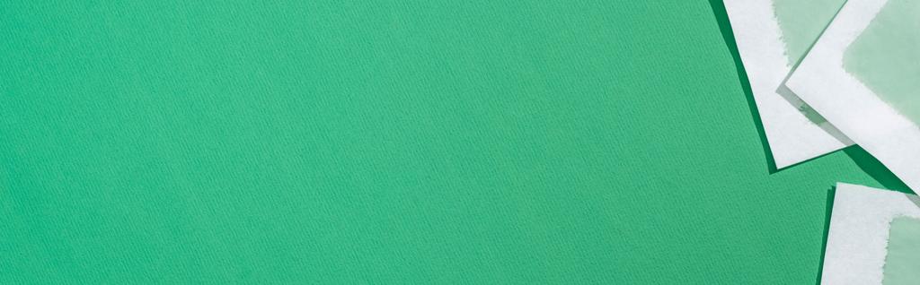vista dall'alto di strisce di cera depilatoria su sfondo verde con spazio copia, scatto panoramico
 - Foto, immagini
