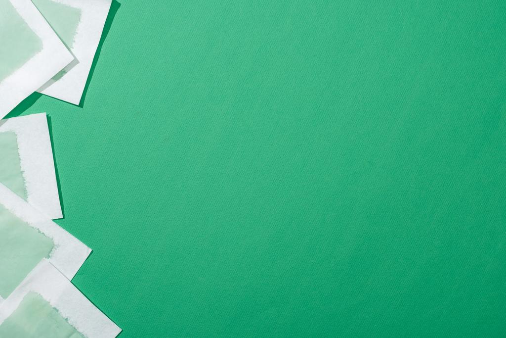 コピースペースのある緑の背景に緑の剥離ワックスストライプのトップビュー - 写真・画像