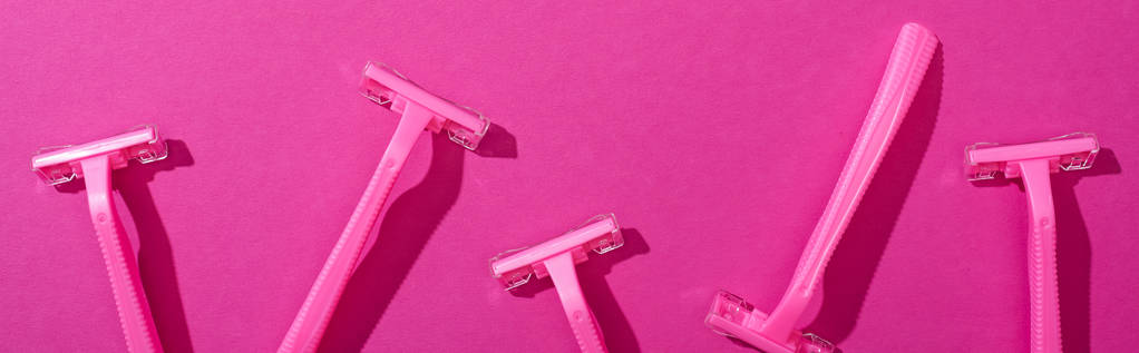 вид зверху на жіночі одноразові бритви на рожевому фоні, панорамний знімок
 - Фото, зображення