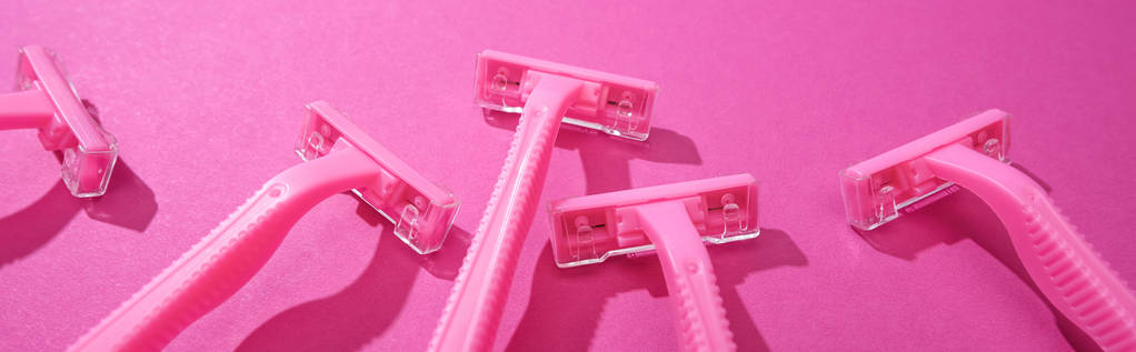 ξυραφάκια μιας χρήσης σε ροζ φόντο, πανοραμική λήψη - Φωτογραφία, εικόνα