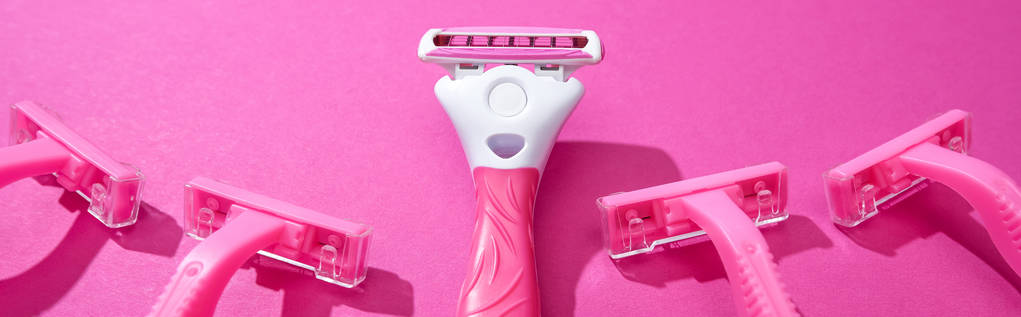 plano panorámico de maquinillas de afeitar femeninas sobre fondo rosa
 - Foto, Imagen