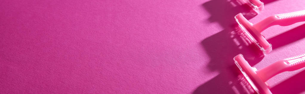 jednorázové holicí strojky na růžovém pozadí s kopírovacím prostorem, panoramatický záběr - Fotografie, Obrázek