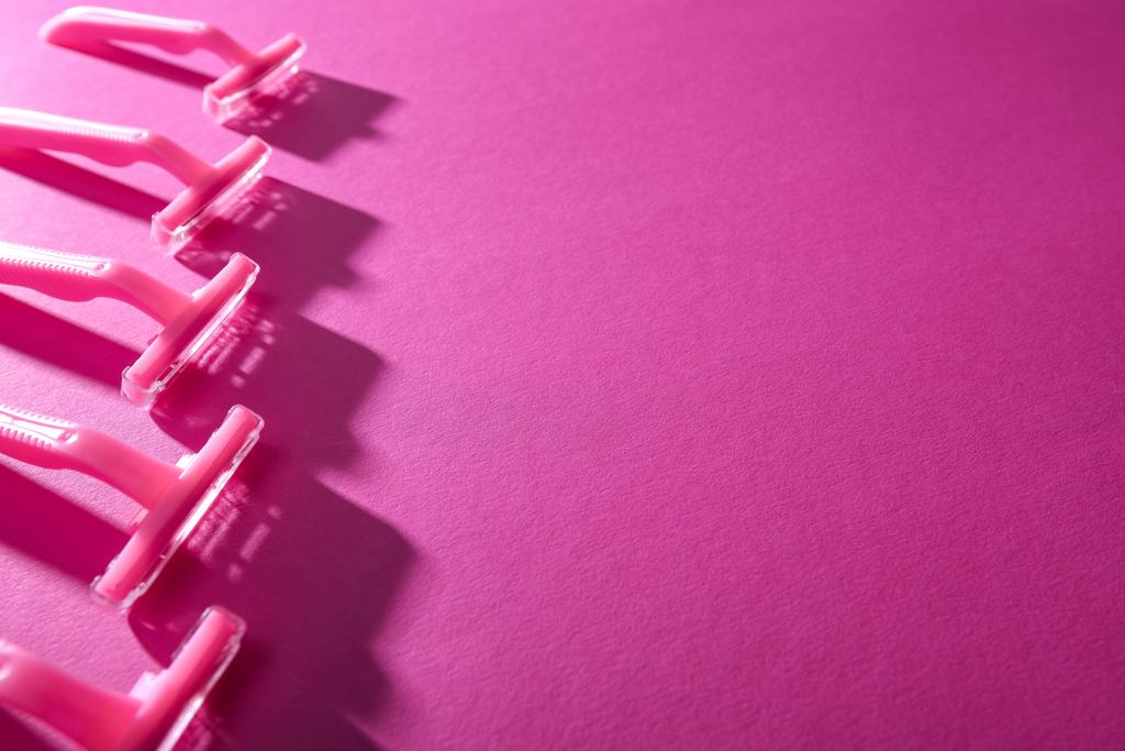 selectieve focus van wegwerp scheermesjes op roze achtergrond - Foto, afbeelding