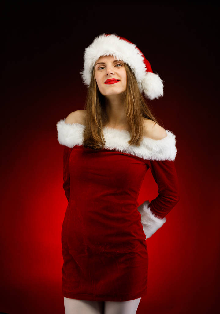 Frau mit Weihnachtsmütze posiert im Studio - Foto, Bild