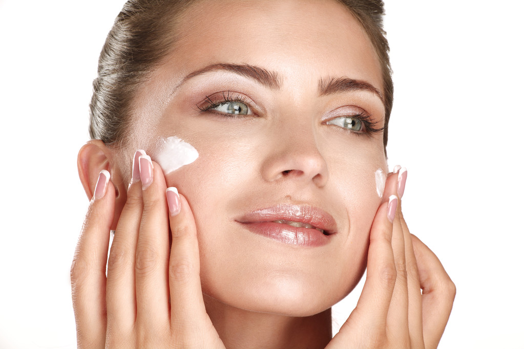 krásný model použití kosmetický krém léčení na tváři - Fotografie, Obrázek