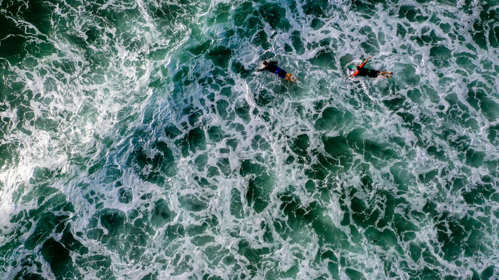 increíble vista aérea del mar y los surfistas
  - Foto, imagen