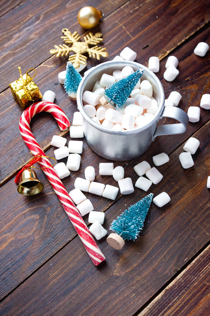 Weihnachtsmarshmallows und Neujahrsdekorationen auf Holz-Hintergrund. Winterurlaub, Neujahrsstimmung - Foto, Bild