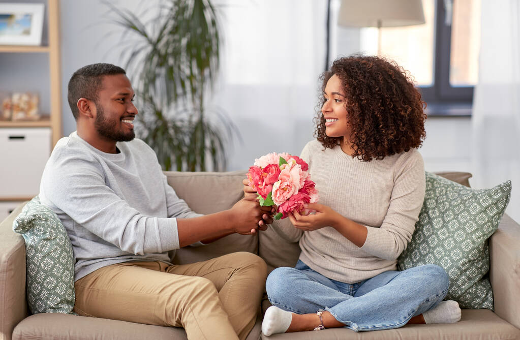 coppia felice con mazzo di fiori a casa
 - Foto, immagini