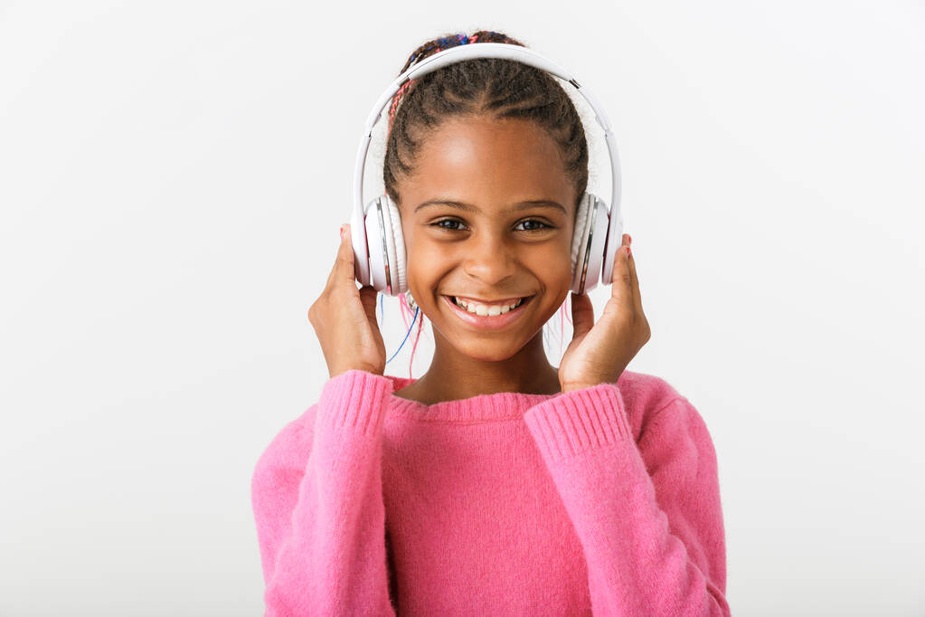 Kuva tyytyväinen afrikkalainen amerikkalainen tyttö kuuntelee musiikkia kuulokkeet
 - Valokuva, kuva