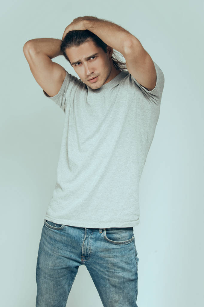 Muscle fort beau modèle masculin dépouillé en jeans denim sur fond blanc isolé avec ombre
 - Photo, image