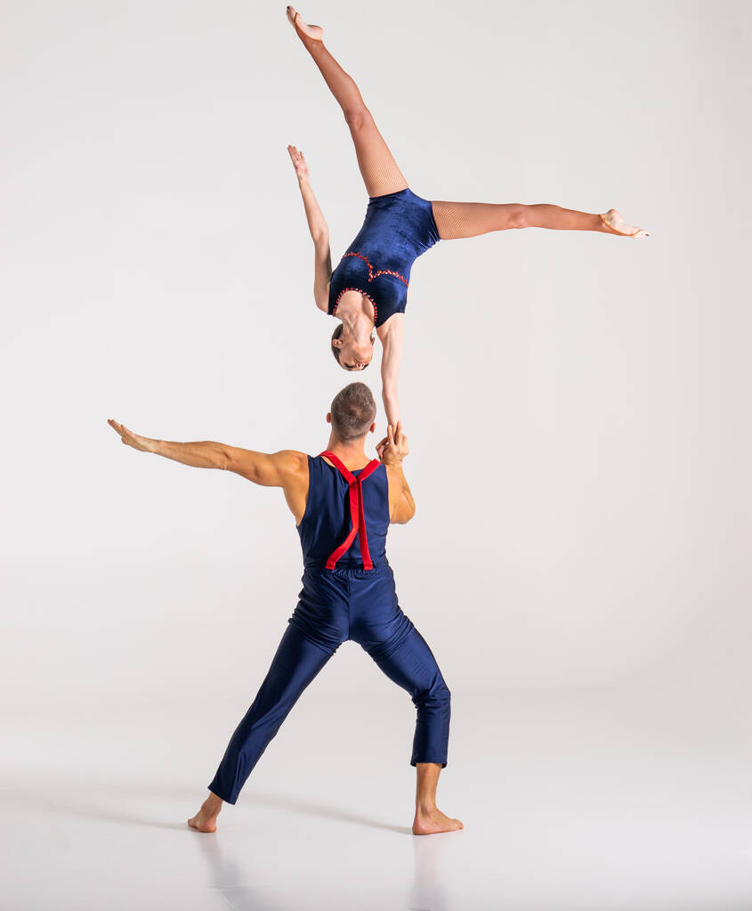 Duo Akrobaták Mutasd kéz a kézben Trick, elszigetelt fehér - Fotó, kép