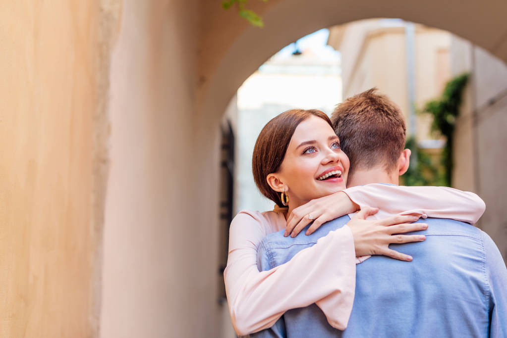 colpo panoramico di felice giovane donna abbracciando fidanzato
  - Foto, immagini
