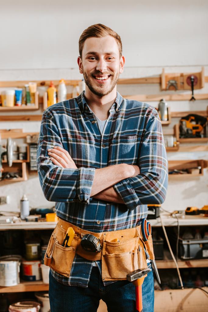 carpinteiro feliz em pé avental com braços cruzados
  - Foto, Imagem