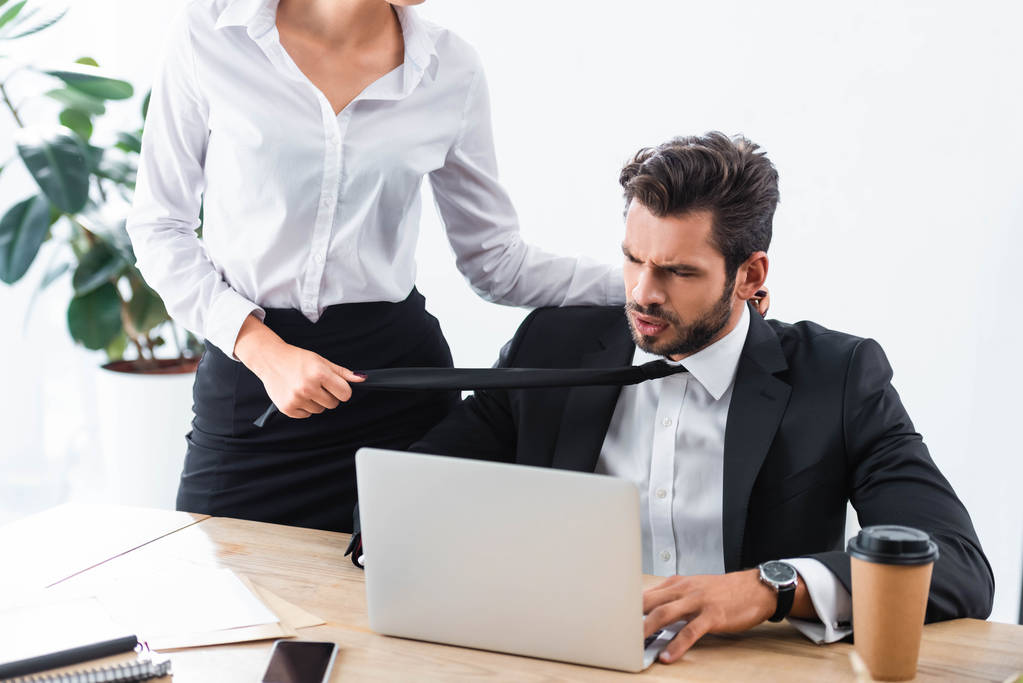 Бізнес-леді тягне краватку бізнесмена на робочому місці
 - Фото, зображення
