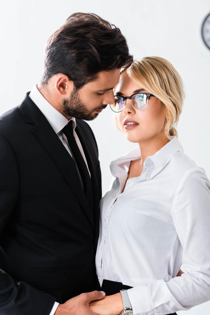 Business coppia che si tiene per mano mentre flirtare in ufficio
  - Foto, immagini