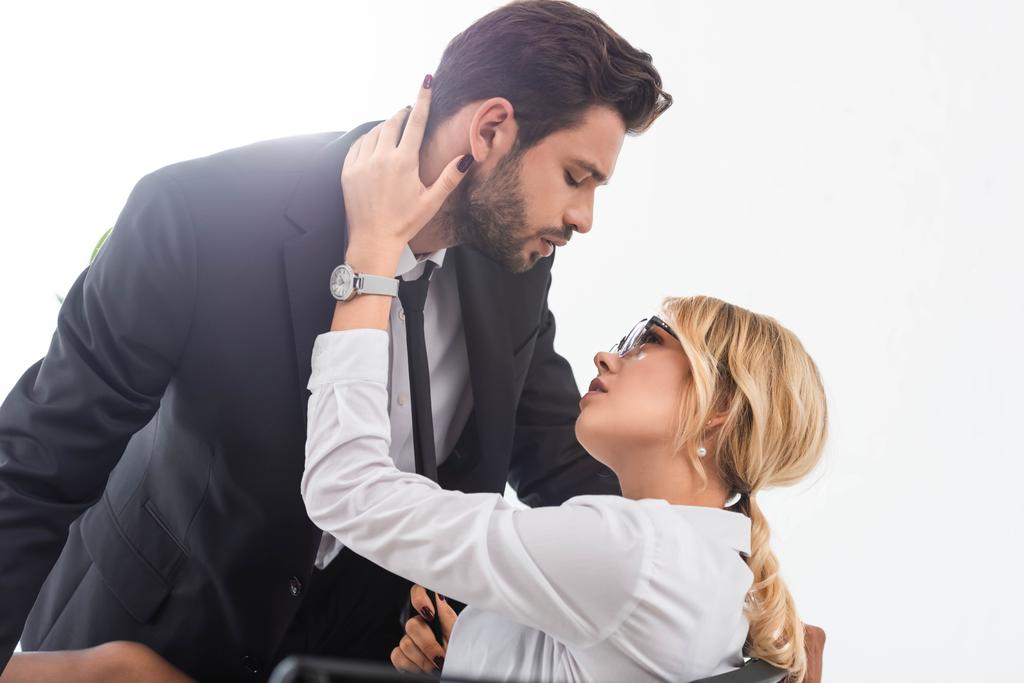 Сексуальна бізнес-леді тягне краватку бізнесмена в офісі
 - Фото, зображення
